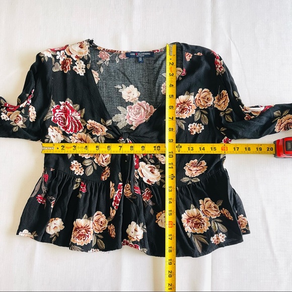 ONE CLOTHING top FLORAL knit CROP BLACK Medium M - Picture 8 of 9